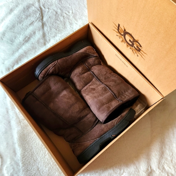 UGG- Boots - Picture 3 of 12